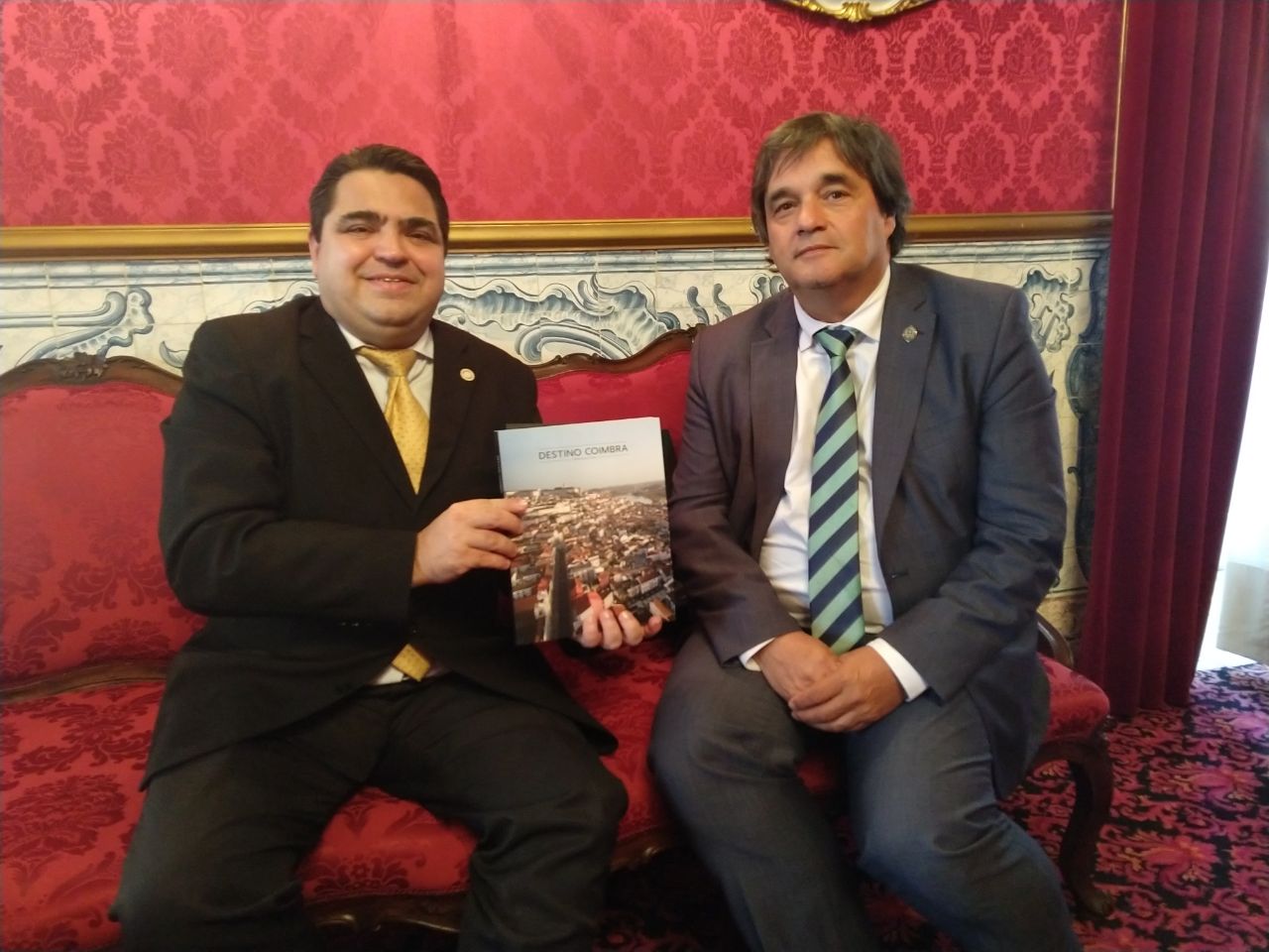 Reitor da Ufam, professor Sylvio Puga, recebe publicação sobre Coimbra das mãos do vice-reitor em assuntos internacionais